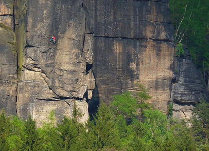 Labak, arrampicata sull'arenaria della Repubblica Ceca - Labak: scalatori sulla riva destra, visti dalla riva sinistra Dolni Zleb