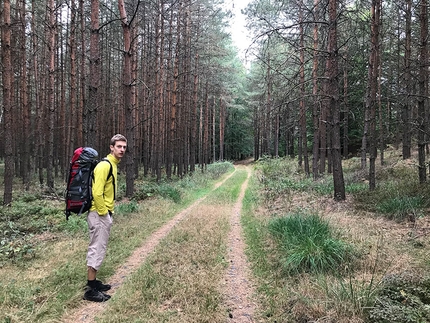 Labak, arrampicata sull'arenaria della Repubblica Ceca - Labak: Tom Krul inizia l'avvicinamento alla riva destra