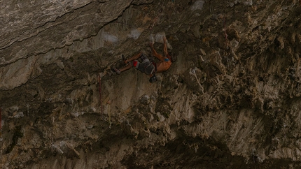 Sandro Neri - Sandro Neri sale Osapska Posast, 8c nella grotta di Ospo in Slovenia