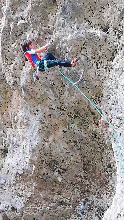 Andrea Chelleris - Andrea Chelleris su Exit, 8b+ nella strapiombante falesia di Cavazzo carnico