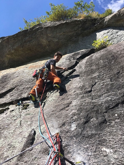 Val di Mello, Precipizio degli Asteroidi - Val di Mello Precipizio degli Asteroidi: Lorenzo Ava in apertura di Allegro non troppo