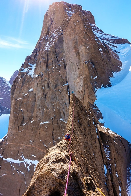 Reel Rock Italia - Queen Maud Land: Anna Pfaff e Savannah Cummins sulla Skywalk Ridge su Holtanna Peak in Antarctica