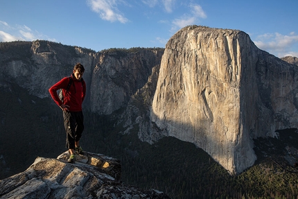 Alex Honnold El Capitan, Freerider - Alex Honnold davanti a El Capitan, Yosemite, USA, dove il 3 giugno del 2017 ha salito slegato la via Freerider