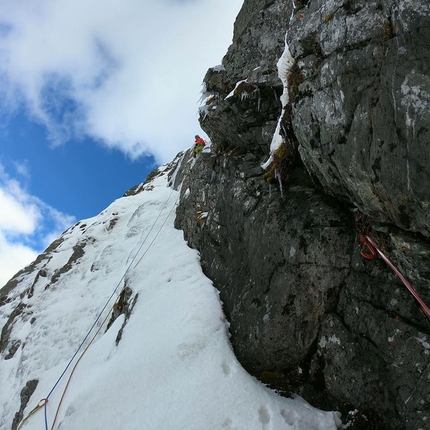 Prijakt, Simon Gietl, Vittorio Messini, Sintflut - Prijakt: Vittorio Messini forging Sintflut, the mixed climb established with Simon Gietl on 08/11/2018