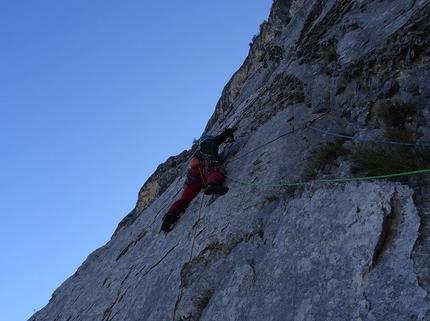 Monte Brento, Valle del Sarca, Marco Pellegrini, Francesco Salvaterra, Alessio Tait - Monte Brento Via Giacomo Deiana: Francesco Salvaterra in apertura su 'psico killer', il tiro di accesso alla cengia della Via degli Amici