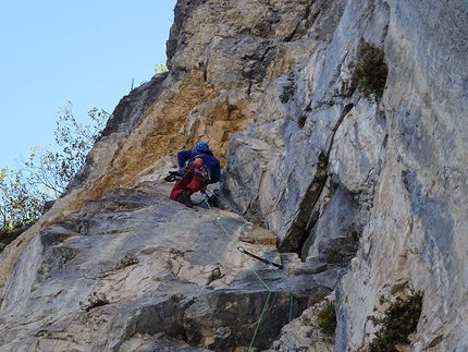 Monte Brento, Valle del Sarca, Marco Pellegrini, Francesco Salvaterra, Alessio Tait - Monte Brento Via Giacomo Deiana: Francesco Salvaterra sugli ultimi metri della via.