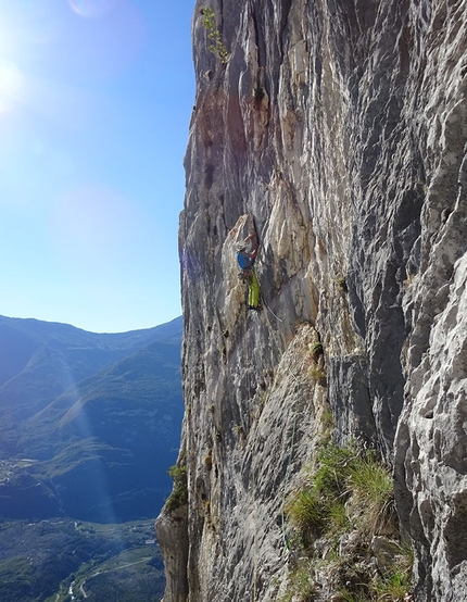 Monte Brento, Valle del Sarca, Marco Pellegrini, Francesco Salvaterra, Alessio Tait - Monte Brento Via Giacomo Deiana: Marco Pellegrini su un tiro chiave della parte bassa