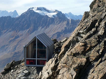 Bivacco Luca Pasqualetti, Morion, Valle d’Aosta - Il Bivacco Luca Pasqualetti sul Morion in Valpelline, Valle d’Aosta. La grande finestra panoramica sul prospetto principale rivolto a est permette di godere di un buon apporto solare in termini di luminosità e temperatura interna, ma soprattutto del magnifico paesaggio antistante, con la Becca di Luseney, il gruppo del Rosa e il Cervino.