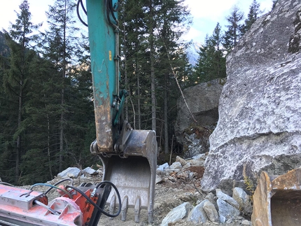 Zillertal bouldering, Zillergrund - Save Zillergrund Wald, Zillertal: the excavators at the quarry