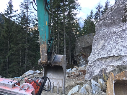 Zillertal bouldering, Zillergrund - Save Zillergrund Wald, Zillertal: the excavators at the quarry