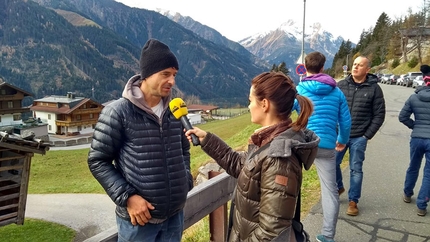 Zillertal bouldering, Zillergrund - Save Zillergrund Wald, Zillertal: Gerhard Hörhager talking to a journalist