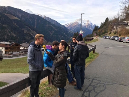 Zillertal boulder, Zillergrund - Save Zillergrund Wald, Zillertal: Jakob Schubert parla con una giornalista