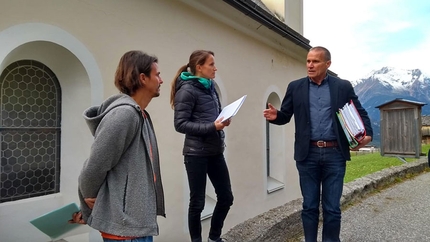 Zillertal bouldering, Zillergrund - Save Zillergrund Wald, Zillertal: Markus Schwaiger, Anna Stöhr and the 10,000 signatures given to the mayor Heinz Ebenbichler