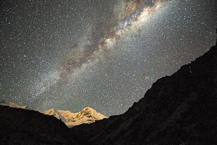 Nevado Huantsan, Cordillera Blanca - Cielo stellato sopra la Laguna Rajucolta, in vista del Nevado Huantsan.