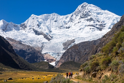 Nevado Huantsan, Cordillera Blanca - Nevado Huantsan: verso il Campo Base dello Huantsan, versante ovest.