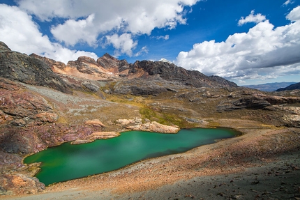Nevado Huantsan, Cordillera Blanca - Nevado Huantsan: una delle lagune che si trovano salendo al Campo 1 Sud, verso il Nevado Rurec