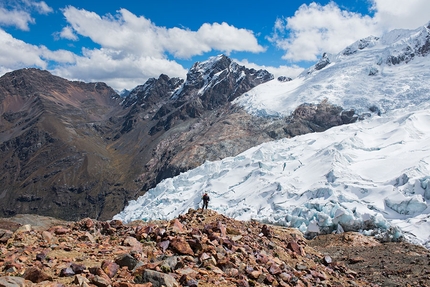Nevado Huantsan, Cordillera Blanca - Nevado Huantsan: in perlustrazione sulle morene terminali verso il Campo 1 Sud.