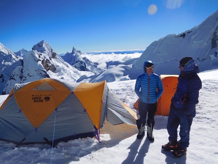 Nevado Huantsan, Cordillera Blanca - Nevado Huantsan:  Campo 2 Nord, con vista sui giganti sconosciuti della Cordillera Blanca. Dietro, i contrafforti del San Juan e il missile del Cayesh.