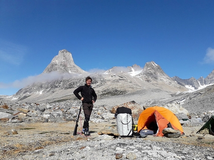 Asta Nunaat, Groenlandia, Andrea Ghitti, Fabio Olivari - Asta Nunaat Groenlandia: Andrea Ghitti al campo base, ai piedi del ghiacciaio di Niaaligaq