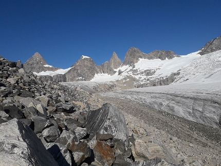 Asta Nunaat, Groenlandia, Andrea Ghitti, Fabio Olivari - Asta Nunaat Groenlandia: il ghiacciaio di Niaaligaq, al centro la cima Asta Nunaat