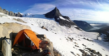 Asta Nunaat, Groenlandia, Andrea Ghitti, Fabio Olivari - Asta Nunaat Groenlandia: la nostra tenda al campo 1, davanti a noi il ghiacciaio di Niaaligaq