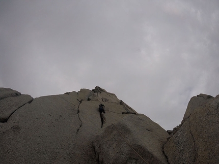 Asta Nunaat, Greenland, Andrea Ghitti, Fabio Olivari - Asta Nunaat Greenland: Andrea Ghitti climbing the large crack on pitch 5