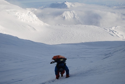 Denali 2007 Climbing Trip - Ancora due lunghe giornate scendendo la Head wall, attraversando il Windy Corner e percorrendo il Kahiltna Glacier; così raggiungiamo il punto di recupero sotto alla parete N del Mount Hunter, dove d’estate viene fissato il campo base per tutti i gruppi che salgono il Denali lungo la via Normale.