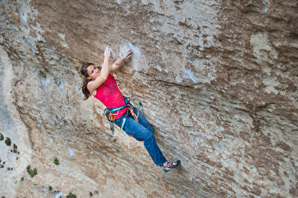 Anna Stöhr, La Rose et le Vampire, Buoux - Anna Stöhr climbing La Rose et le Vampire 8b at Buoux, France