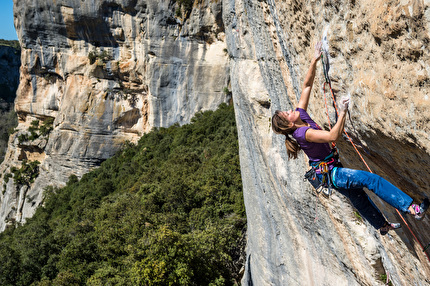 Anna Stöhr, La Rose et le Vampire, Buoux - Anna Stöhr climbing the upper section of La Rose et le Vampire 8b at Buoux, France