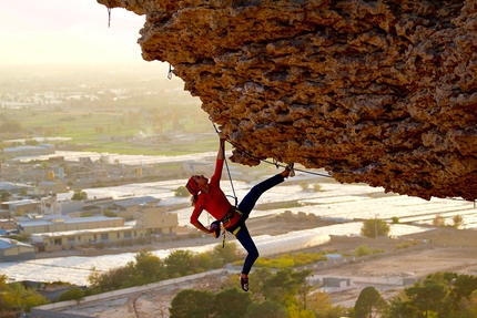 Iran arrampicata, Angelika Rainer, Marco Servalli - Iran arrampicata: Angelika Rainer a Sefid Mountain, sopra i tetti di Isfahan