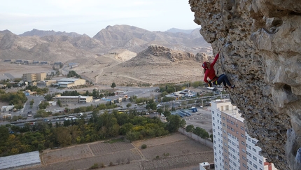 Iran arrampicata, Angelika Rainer, Marco Servalli - Iran arrampicata: Angelika Rainer a Sefid Mountain, sopra i tetti di Isfahan
