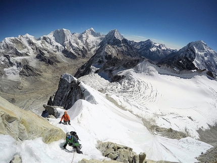 Langdung, Nepal, Himalaya, Jesús Ibarz, Edu Recio, Pablo Ruix - Langdung (6357m), Rolwaling Valley, Himalaya: Jesús Ibarz, Edu Recio e Pablo Ruix durante la prima salita di Bihâna (Amanecer)