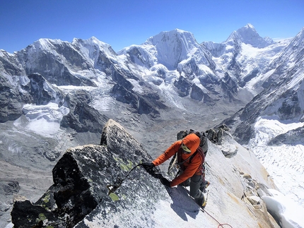 Langdung, Nepal, Himalaya, Jesús Ibarz, Edu Recio, Pablo Ruix - Langdung (6357m), Rolwaling Valley, Himalaya: Jesús Ibarz, Edu Recio e Pablo Ruix durante la prima salita di Bihâna (Amanecer)