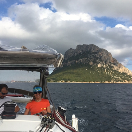 Isola di Tavolara Sardegna, Elisabetta Caserini - Follia, Isola di Tavolara Sardegna: al timone, sullo sfondo la Tavolara