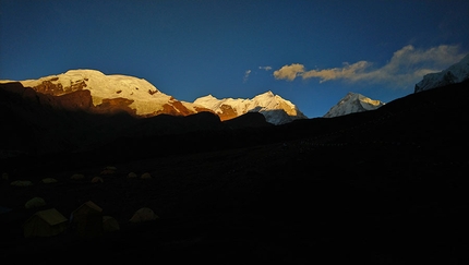 Himjung Nepal, Vitus Auer, Sebastian Fuchs, Stefan Larcher - Himjung (7092 m) Nepal: vista da campo base su Himlung, Himjung e Nemjung