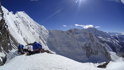 Himjung Nepal, Vitus Auer, Sebastian Fuchs, Stefan Larcher - Himjung (7092 m) Nepal: in discesa. Nella foto la cresta ovest e la cima