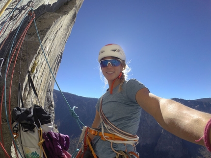 Federica Mingolla, Yosemite, Andrea Migliano - Federica Mingolla: selfie in sosta lungo la salita della Salathé Wall su El Capitan, Yosemite. Caldo!!