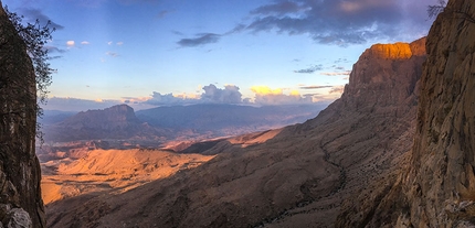 Oman, Jabel Kawr, Ragni di Lecco - La vista dalla parete Nord del Jabel Kawr, dove Stefano Caligiore, Arianna Colliard, Matteo Della Bordella e Simone Pedeferri hanno aperto Vacanze (R)Omane