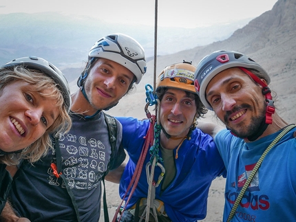 Oman, Jabel Kawr, Ragni di Lecco - Arianna Colliard, Stefano Caligiore, Matteo Della Bordella e Simone Pedeferri durante l'apertura di Vacanze (R)Omane sulla parete Nord del Jabel Kawr in Oman