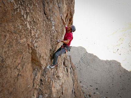 Oman, Jabel Kawr, Ragni di Lecco - Simone Pedeferri sul tratto chiave di Vacanze (R)Omane, parete Nord del Jabel Kawr, aperta insieme a Stefano Caligiore, Arianna Colliard e Matteo Della Bordella