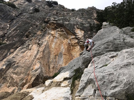Sardegna arrampicata, Baunei, Campo dei Miracoli - Campo dei Miracoli a Baunei: Bruno Poddesu su Lemon
