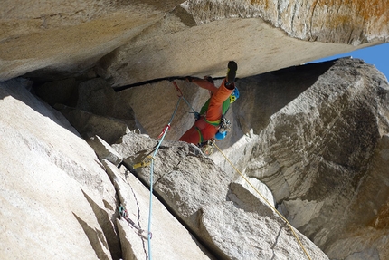 Arrampicata High Sierra, USA, Alessandro Baù, Claudia Mario - Alessandro Baù sul tiro Harding slot di Astroman, Washington Column, Yosemite