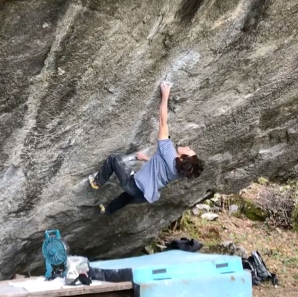 Shawn Raboutou libera Off the Wagon Low, primo 8C+ boulder in Svizzera