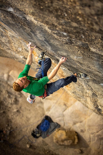 Jakob Schubert - Jakob Schubert climbing El bon combat, Chris Sharma’s king line at Cova de Ocell