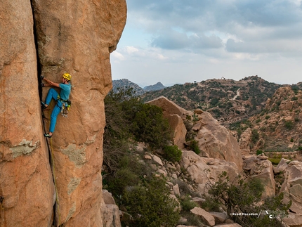 Arrampicata in Arabia Saudita, Carlo Giuliberti, Piergiorgio Lotito, Read Macadam, Alex Ruscior - Arrampicata in Arabia Saudita: Carlo Giuliberti sulla fessura trad a Ash Shafa