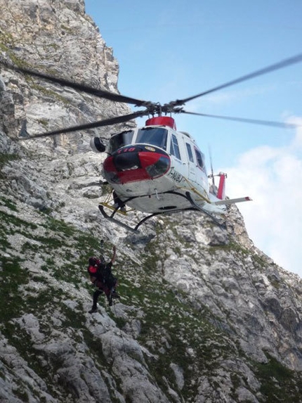 Gran Sasso - Soccorso - La Guida alpina Agostino Cittadini sale con il verricello con Roberto Iannilli