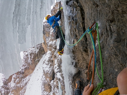 Vallunga, Dolomiti, Daniel Ladurner, Hannes Lemayer - Hannes Lemayer sul terzo tiro di Teufelsgeige, la via di misto in  Vallunga, Dolomiti aperta insieme a Daniel Ladurner