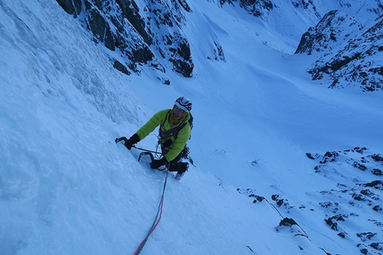 Pizzo Diavolo di Tenda, Valentino Cividini, Paolo Zenoni - Paolo Zenoni su Diavolina Gully al Pizzo Diavolo di Tenda, aperta insieme a Valentino Cividini il 15/12/2018