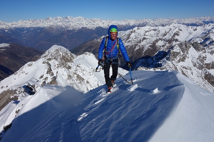 Pizzo Diavolo di Tenda, Valentino Cividini, Paolo Zenoni - Valentino Cividini in cresta al Pizzo Diavolo di Tenda il 15/12/2018 durante la prima salita di Diavolina Gully