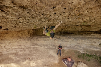 Iker Pou, Margalef - Iker Pou sale Artaburu a Margalef, la via la più difficile da lui salita finora.